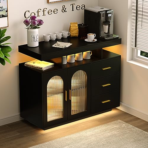 FREDEES LED Küchenschrank mit Ladefunktion, küchenbuffet mit 3 Schubladen und RGB Licht, Holz Sideboard mit Regal...