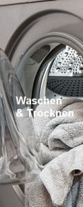 Waschen und Trocknen auf Traumhaus und Garten. Zu sehen sind ein Handtuch das in einer Waschmaschine liegt.